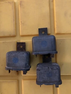 Relé principal do sistema de injeção Volvo 1800 - Imagem 1 de 3