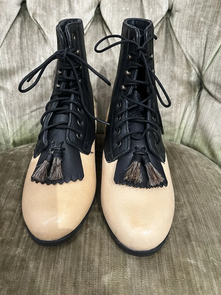 Botas femininas Ariat Roper 6.5 pretas/marfim usadas duas vezes. Borlas fofas de cabelo de cavalo. - Imagem 1 de 4