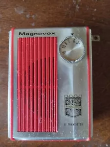 Red Magnavox 2-AM-811 Transistor radio, No cracks or chips, clean and working - Picture 1 of 3