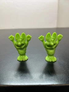 Lotto di 2 Charm Vintage Verde RAT FINK Figura Ed Roth Alto 2" E2 - Foto 1 di 4