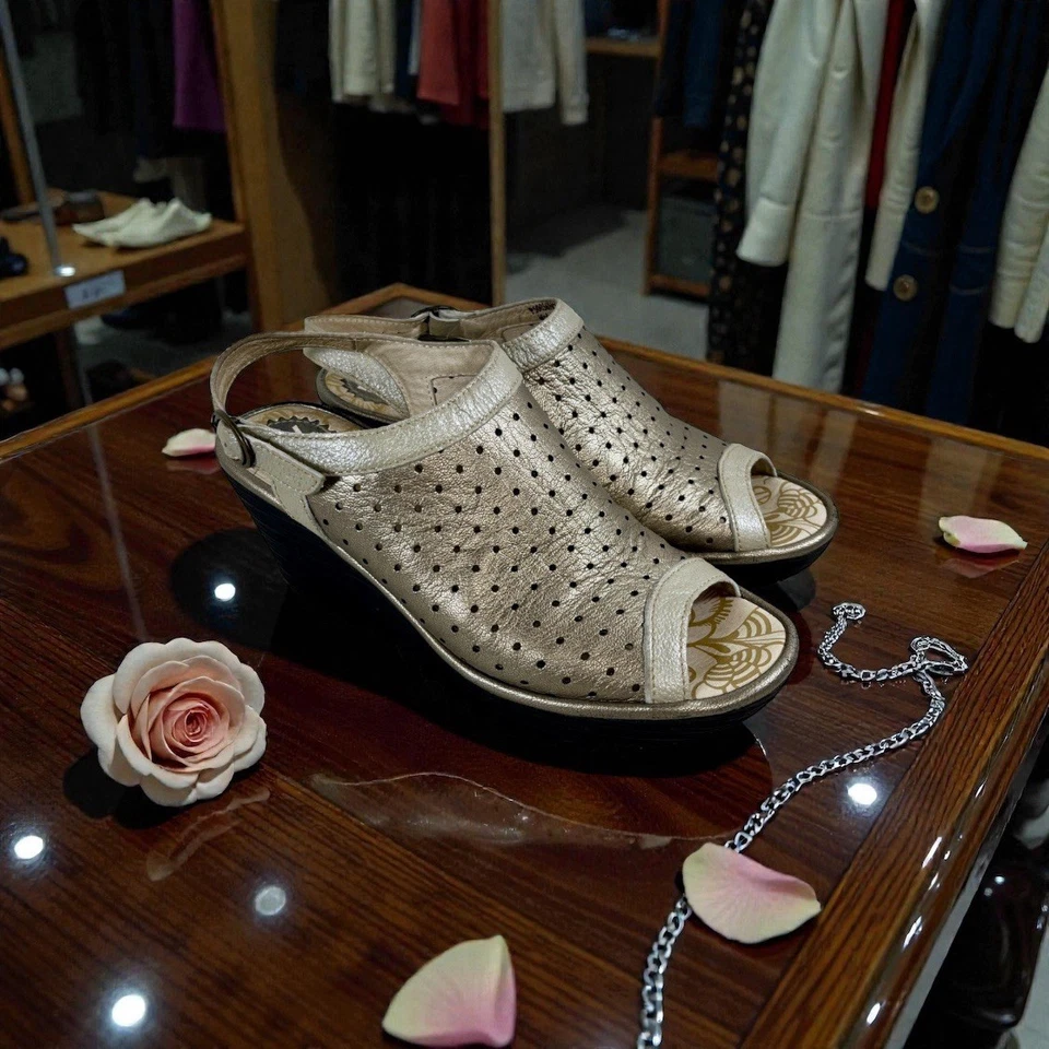 Sandalias de cuña FLY LONDON Yile perforadas metálicas plateadas peep-toe EU 39/US 8 Foto 1 de 4