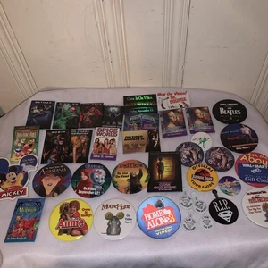 Lot 1990’s Pins Batman Annie Jurassic Park Disney Beatles Casper Spice World - Bild 1 von 23