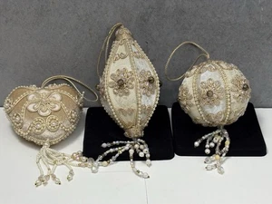 3er Set Vintage Satin Perlen Ornamente — Gold & Elfenbein Perlen, 6”-7”-3” - Bild 1 von 8
