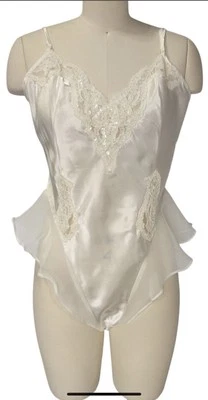 Nuevo con etiquetas Victoria's Secret Body de una pieza de peluche mameluco blanco satinado con cuentas nupcial Foto 1 de 4