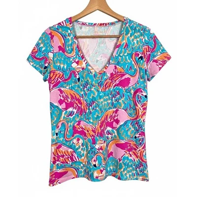 Camiseta Lilly Pulitzer Mujer S Pelar and Eat Flamingo Resort Arte Tropical Cuello en V Foto 1 de 4