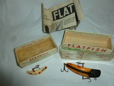  2 Vintage Plastic Helin Flatfish Fishing Lures w/ Boxes  Lot 9-305 - Image 1 of 4