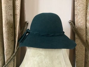 Betmar Cindy Damenmütze neu mit Etikett $ 129,00 dunkelgrün 100 % Wolle - Bild 1 von 5