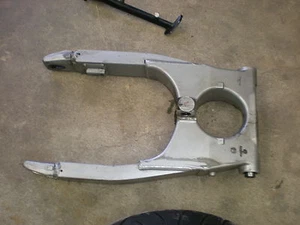 2000 Triumph 955i 955 i RS Swing Arm - Imagen 1 de 1