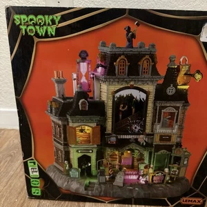 2021 Lemax Spooky Town The Horrid Haunted Hotel #15725 usato ottimo stato villaggio Halloween - Foto 1 di 3