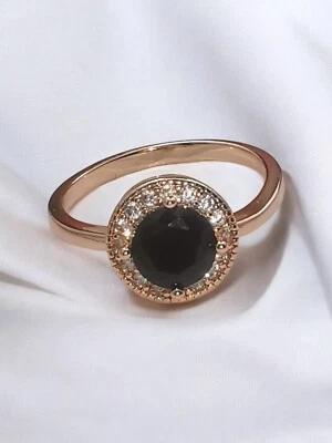 Гипоаллергенное женское кольцо с черным камнем с фианитом, розовым золотом, без никеля  - Изображение 1 из 3