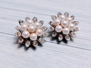 Pendientes Lisner firmados vintage clip en flor de perlas y diamantes de imitación - Imagen 1 de 7