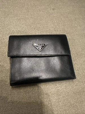 Cartera compacta de cuero Prada Saffiano negra pequeña con logotipo placa a presión Foto 1 de 4