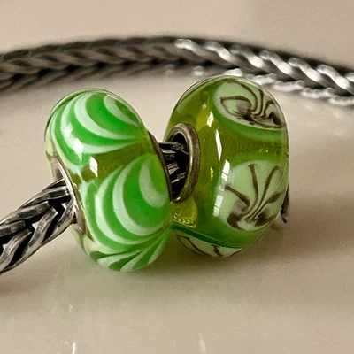 TROLLBEADS Pair of 2 Uniques Bright Green Scallop & Abstract Jellyfish LAA NEW! - Image 1 of 4