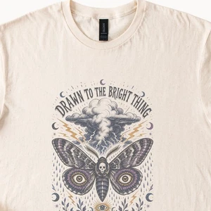 Moth Skull Mystical Graphic Tee Dark Occult Nature Art - Afbeelding 1 van 6