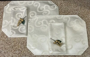 Elegante W-C Design Schimmer Gold Schnörkel Tischsets (2) & passende Servietten (2) - Bild 1 von 8