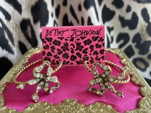 Betsey Johnson Gold Bow Clear Crystal Ribbon Jewel Bouquet Twist Hoop Earrings - Picture 1 of 4