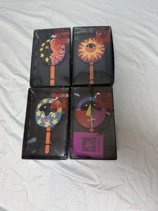 Set 4 Dept 56 Maschera Cirque Du Soleil Mascherata Stile Sonaglio Ornamenti Natale Vacanze - Foto 1 di 11