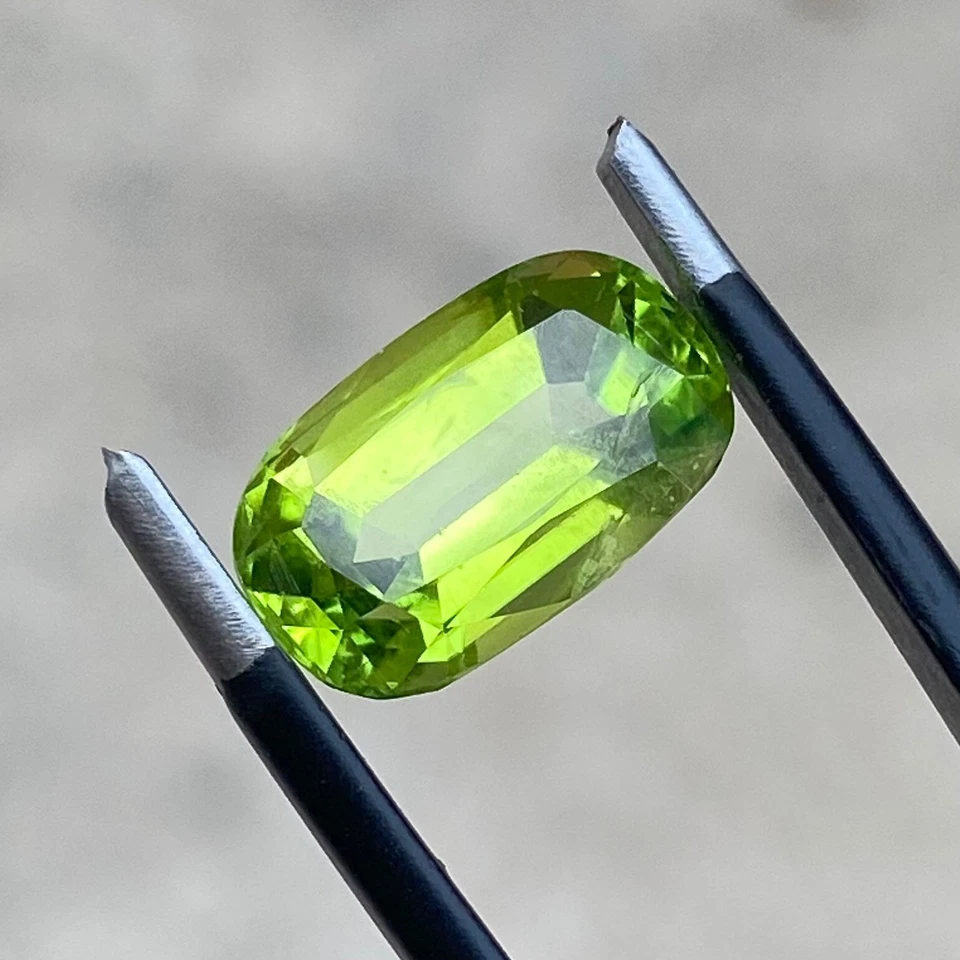 4.70 CT Natural Peridot Loose Gemstone from Pakistan - Image 1 of 4