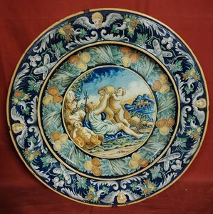 piatto da parata antico in maiolica policroma con decorazioni a putti - Foto 1 di 21