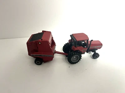 ERTL 1/64 CASE IH 7110 TRACTOR WITH 8465 ROUND HAY BALER FARM TOY SET - Image 1 of 4