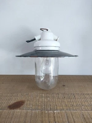 Ancienne Lampe de Cour/Suspension Industrielle En Tôle Émaillé et Globe En Verre - Photo 1/4