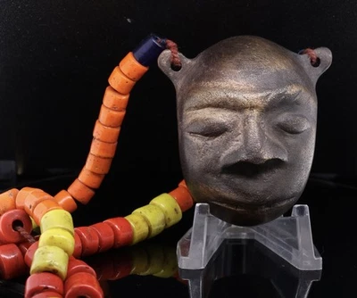 Collar de cazador con cabeza de cuentas de bronce y vidrio Naga antiguo de Birmania del siglo XIX Foto 1 de 4