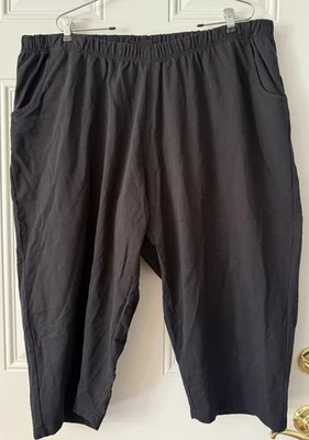 Camiseta Ulla Popken nova com etiquetas elástica cintura preta escura malha capris crops tamanho 24 bolsos - Imagem 1 de 4