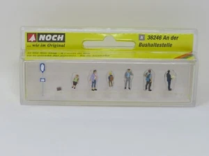 Noch 36246 City Bus Stop Scene Passenger Figures N Scale Model Trains Scenery - Picture 1 of 1