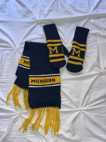 VTG NCAA Michigan Wolverines Knitted Scarf and Glove Set Cover