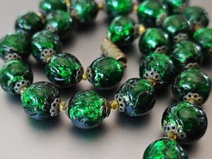 Vintage Venetian Pinched Bumpy Green Glass Necklace Foiled Art Glass Beads Retro - Bild 1 von 13