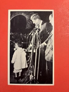 1964 Ed-U-Cards JFK John F. Kennedy - Caroline Walking in Mother’s Shoes - Imagen 1 de 2