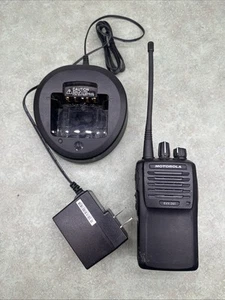 Motorola EVX-261 UHF 470–512MHz 16CH Two-Way Radio, EVX-261-G7-5 - Picture 1 of 4
