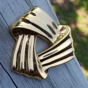 Signed Monet Gold Woven Triangle Abstract Triangle Brooch Pin Vintage Jewelry - Imagen 1 de 5