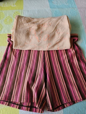 Pantalones Cortos Karma Yoga y Top Gaiam Na Maste - Talla Mediana - Colores Naranja/Rosa/Marrón Foto 1 de 4