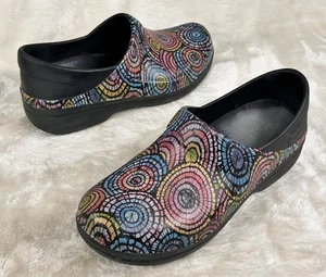 Crocs Dual Comfort Neria Pro II Clogs Size 8 Slip Resistant Colorful Print Shoes - Picture 1 of 6