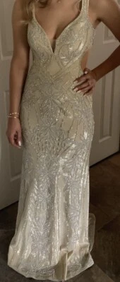 Платье Jovani с открытой спиной и драгоценными камнями шампанское  - Изображение 1 из 2