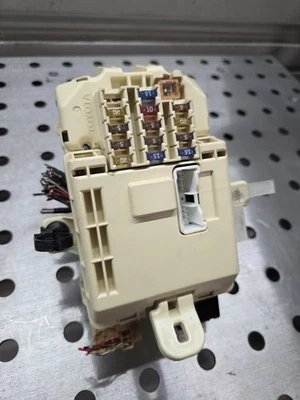 Оригинальный внутренний ящик предохранителей под приборную панель для Toyota Tundra 2000-2006 годов выпуска BCM 7340-4801 - Изображение 1 из 4