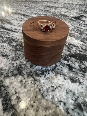 Anillo de compromiso granate mujer blanco y negro diamantes detalles talla 7 Foto 1 de 4