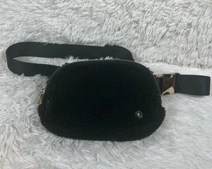 Lululemon Everywhere Belt Bag 1L Black Fleece Gold Hardware Style LU9B18S - Picture 1 of 10