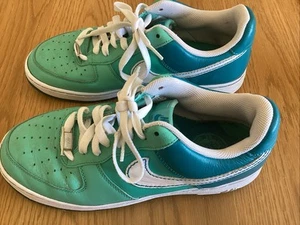 Nike Air Force 1 Low Cut Out Swoosh - White And Green Size 7 1/2 - Picture 1 of 8