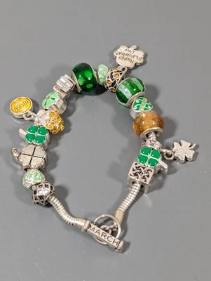 Pulseira Berloque Temática Dia de São Patrício com Etiqueta de Março Vidro Verde 7,5 Polegadas - Imagem 1 de 4