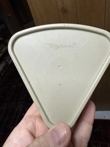 VTG Tupperware Beige Pie Slice Wedge Container Keeper 1799-5 - Picture 1 of 7