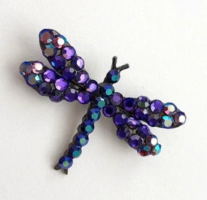 Spilla libellula vintage timbrata Tara viola e blu aurora boreale strass - Foto 1 di 6