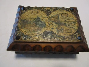 Caja de madera tallada Vantige tapa con bisagras mapa del mundo antiguo arte popular España 7,75 W años 60’s - Imagen 1 de 10