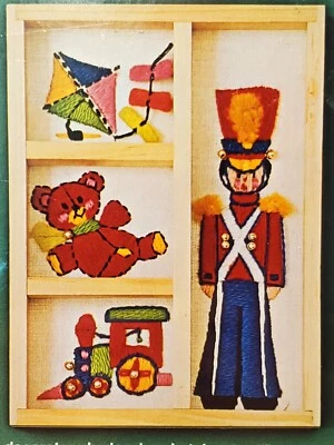 复古 Bucilla Toyland 圣诞船员刺绣 阴影盒套件 男宝宝房间 — 第 1/4 张图片