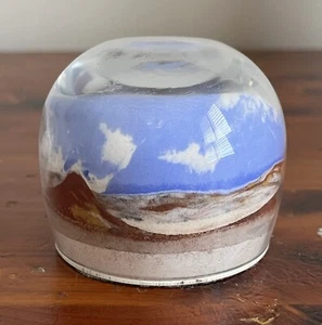 Sandkunst Briefbeschwerer, Landschaft mit Hügeln, Himmel und Wolken, rund - Bild 1 von 9