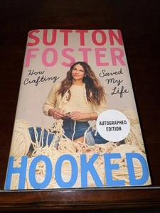 Hooked: How Crafting Saved My Life 2021 First Edition SIGNED by Sutton Foster - Foto 1 di 4