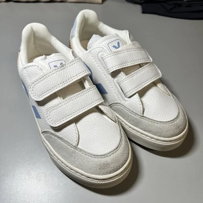 Zapatilla deportiva Veja Kids doble correa de cuero talla 12 azul blanco dorado Foto 1 de 4