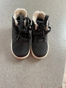 OshKosh B'gosh Toddler Size5 Sherpa Detail Lace-Up Sneakers Black Faux Leather - Picture 1 of 4