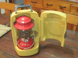 EXCELLENT SLIGHTLY USED VTG 1983 COLEMAN 200A RED LANTERN ORIGINAL CASE - Picture 1 of 12